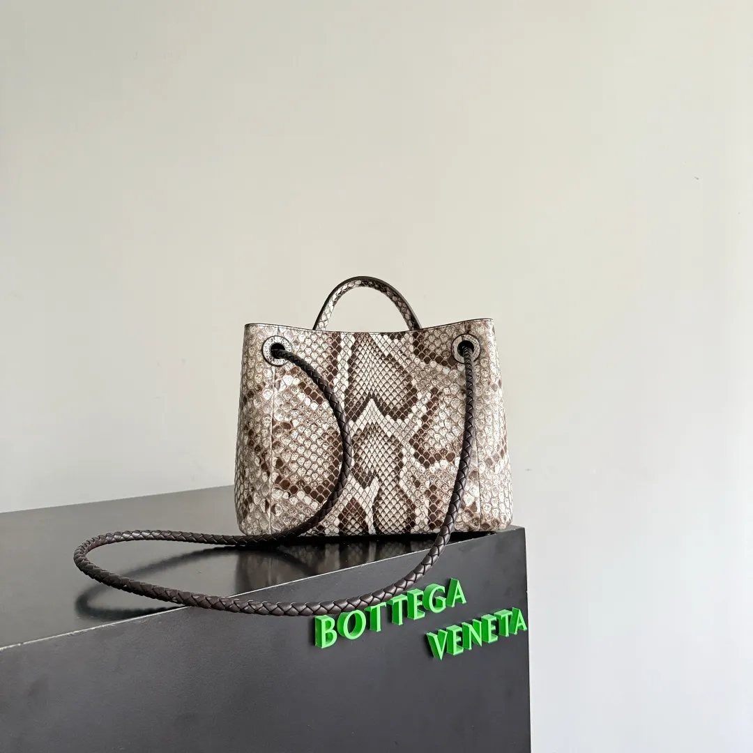 The new Andiamo batch of 3060 BV is shipped‼ ️The classic intercciato weaving process is used to create a soft bag, the metal knot is made of micro-cast aluminum using jewelry technology🪢, and the decorative beads are made of metal and hand-polished oak, allowing you to jump repeatedly between elegance and fun💃, making it unpredictable. Classic and versatile, it shows off your temperament, and the bag has a large capacity, making it very convenient for daily commuting! It has a variety of carrying methods, the shoulder straps can be adjusted by yourself, the original lambskin feels soft and delicate, and the unisex style breaks gender boundaries and brings a more practical and long-lasting use experience. The Andiamo, which has both elegant and casual styles, perfectly interprets the "fashionable old money style". Style number: 743568+wood hardware Color: original snakeskin pattern Size: 25*22*10.5cm